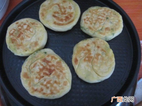 烫面葱花饼最正宗的做法,宁波葱油饼正宗做法？