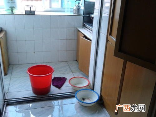 厕所漏水到楼下怎么处理,卫生间马桶的下水管道渗水到楼下应该怎么修?