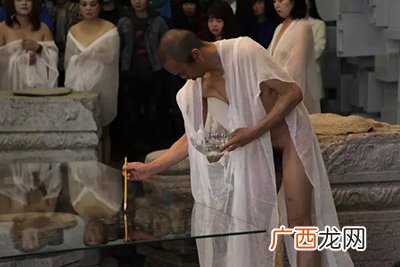 什么是行为艺术家,行为艺术家是褒义还是贬义？