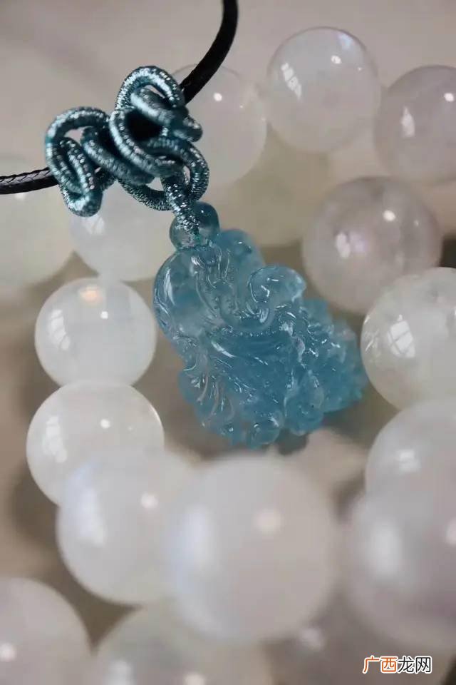 海蓝的寓意,白与蓝是什么意思？