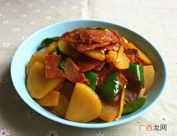 土豆片炒腊肉最正宗的做法,炒土豆片怎么炒？