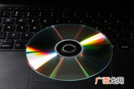 怎样在电脑上打开光盘,把光盘放进电脑里然后去哪里打开光盘？