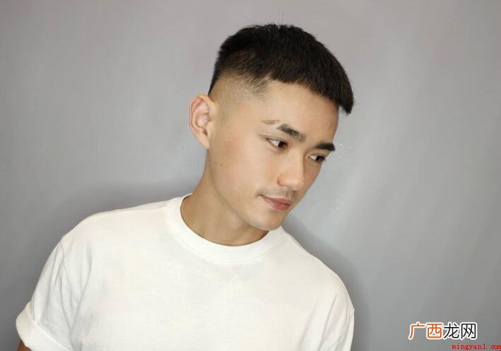 椭圆脸男生适合什么发型