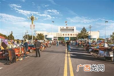 霍尔果斯靠近哪个国家,霍尔果斯口岸有几个市区？