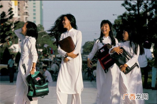 越南的服装有什么特色叫什么呢,越南女人穿的长衣服叫什么名字?