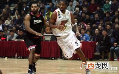 篮球中的跨步急停和跳步急停,篮球的基本步法有那几种？