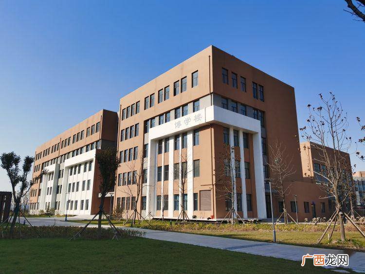 青岛本科学校带专科的有哪些,青岛大学城有哪些学校？