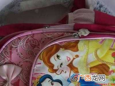 书包上的黑色霉点怎么去除