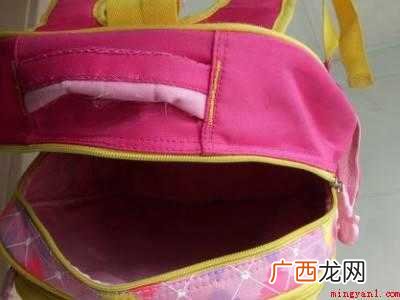 书包上的黑色霉点怎么去除
