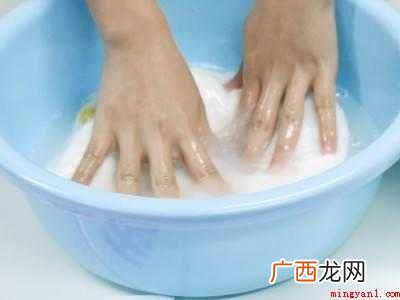 衣服后面有黑色斑点怎么清洗