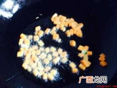 玉米火腿肠胡萝卜丁要怎么炒