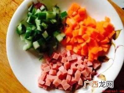 玉米火腿肠胡萝卜丁要怎么炒