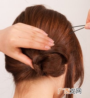 最简单的盘头方法,普通日常生活中如何盘发既漂亮又简单步骤？