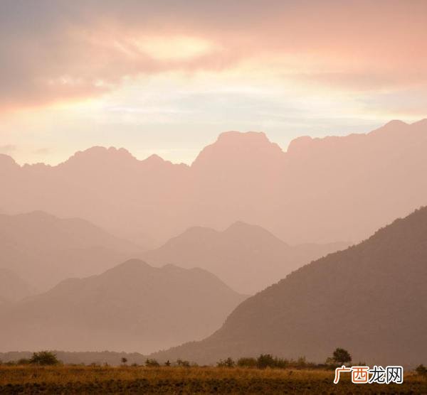 有哪些关于山峦类的成语,形容山峦的成语有哪些请帮忙一下？