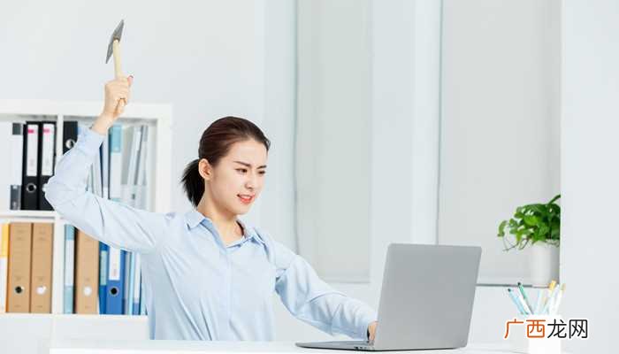 梦见自己疯狂的砸东西