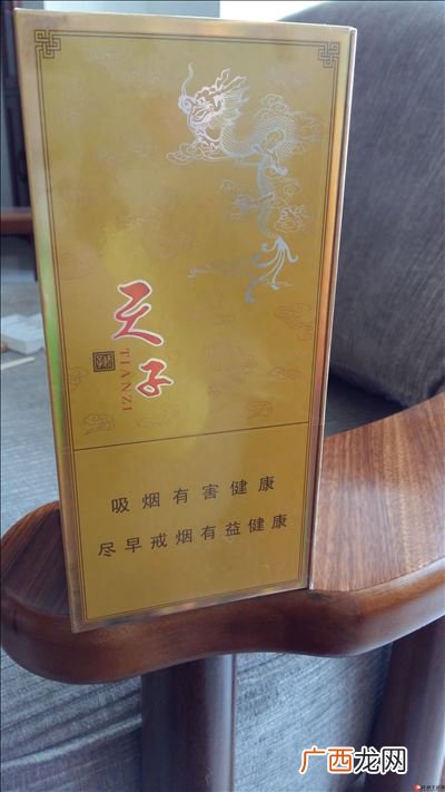 一条烟有多少包,一条香烟十包可以带上飞机吗，托运？