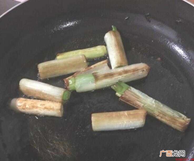 葱爆海参怎么炒 海参切成大片 葱爆海参怎么炒