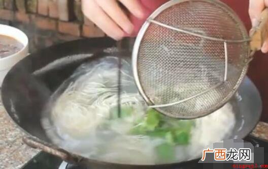 正宗肥肠面怎么做 重庆小面中的名气的,吃起来也很好吃 正宗肥肠面怎么做