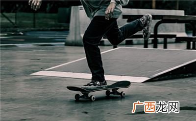 滑板和蛇形板的区别,两轮滑板说明文？