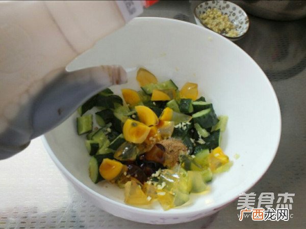 凉拌黄瓜变蛋最正宗的做法,老饭骨皮蛋凉拌做法？
