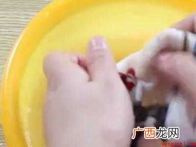 樱桃弄到衣服上怎么洗掉