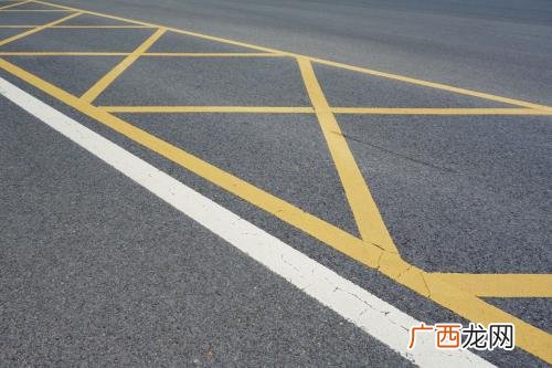 黄线和白线有什么区别,道路黄线和白线叫什么？