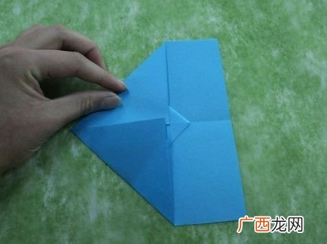 如何制作能飞得很远的纸飞机,纸飞机要怎样扔才能飞得远？