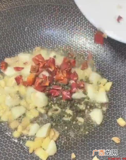 水煮牛蛙的家常做法是什么