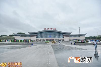 宜宾西站高铁站在哪里,宜宾和宜宾西是一个站吗？