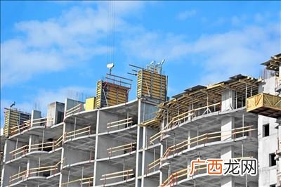 建筑工程中的措施费包括哪些,建筑工程中的规费是向哪个部门缴纳的？