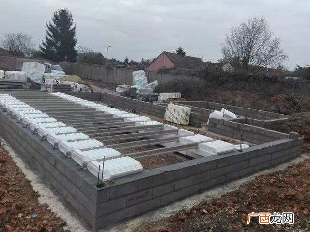 泡沫建房和砖混建房有什么区别,水泥预制房好还是泡沫模块房好？