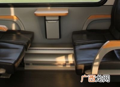 高铁上行李箱放哪里,高铁，二等座车厢，行李箱放哪？