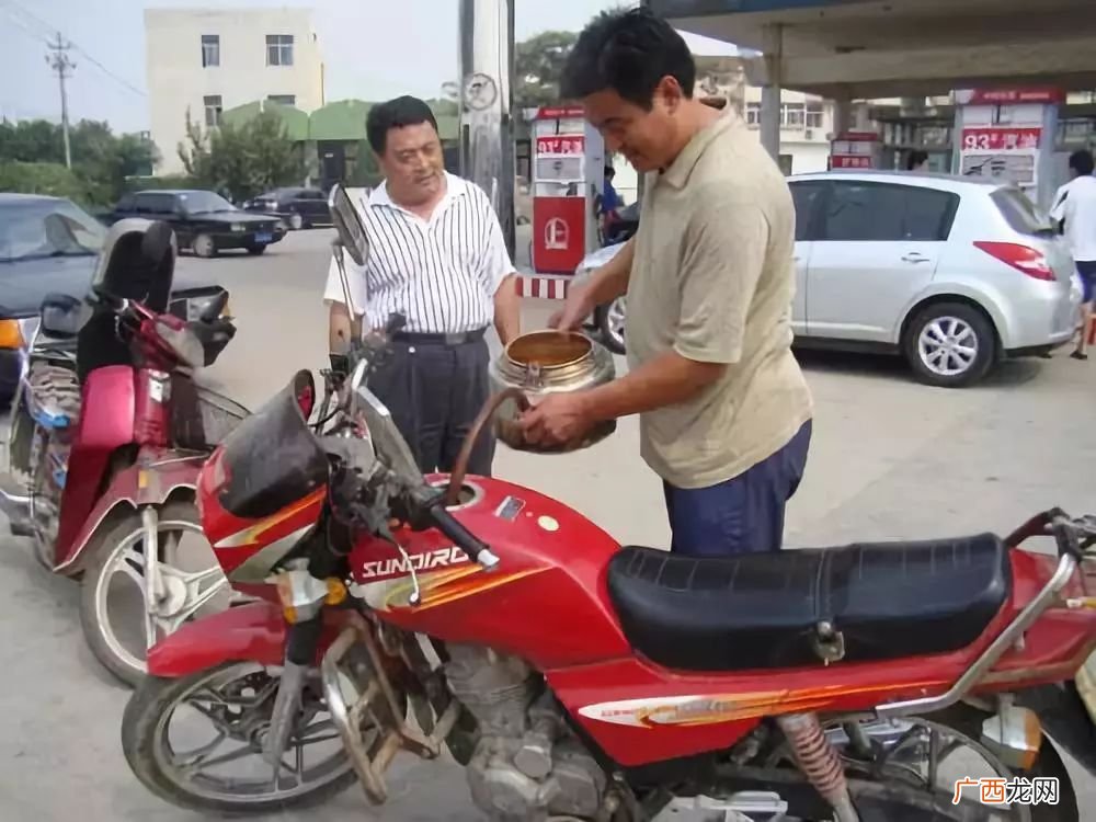 摩托车什么时候加油,摩托车为什么不能直接加油？