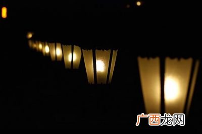 街灯晚餐什么意思,安置未来才爱你歌词是什么意思？