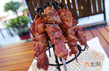 请问架子肉做法,诸城烤鸡架跟烧肉是怎么做的啊？求详细做法跟配料？