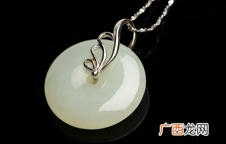 和田玉平安扣怎么辨别,这块和田玉边上这道白线是什么啊?是裂纹么？