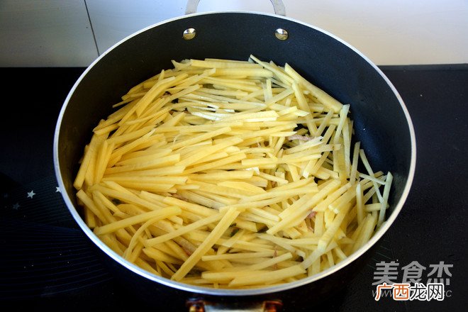 土豆丝炒肉怎么做,青椒土豆丝炒肉是怎么做的?