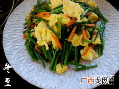 韭苔炒鸡蛋怎么做,洋葱炒韭苔的做法？