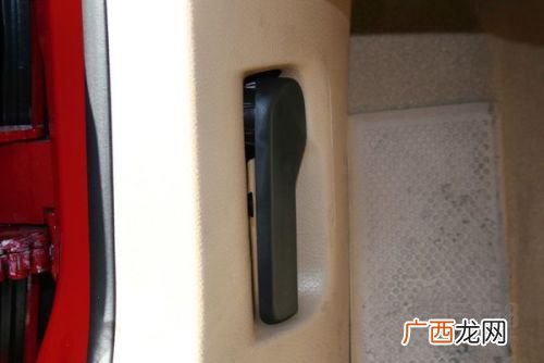 引擎盖如何正确打开,大通前盖怎么打开？