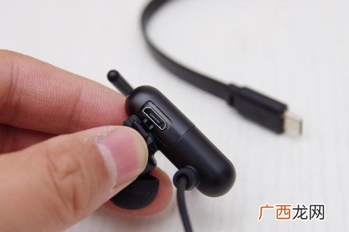如何把蓝牙耳机的声音调大,蓝牙耳机如何调音量大小？