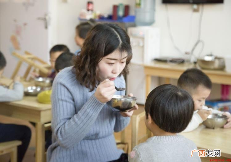 生活老师一般工资是多少 生活老师一般工资多少