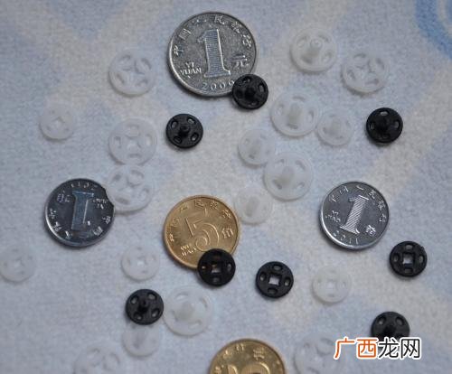 衣服上的按扣怎么拆下来,淘宝衣服防拆扣怎么拆？