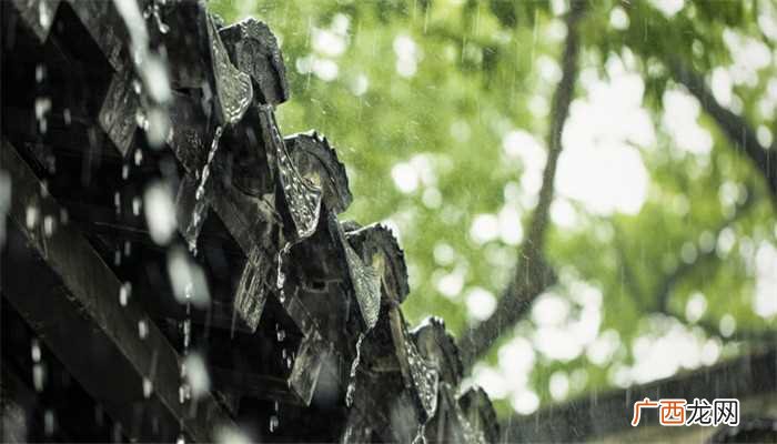 梦见和别人一起躲雨:预示着你最近的朋友运势很好