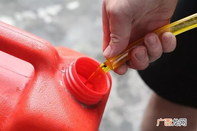 汽车油箱的油怎么抽出来,汽车抽汽油方法？