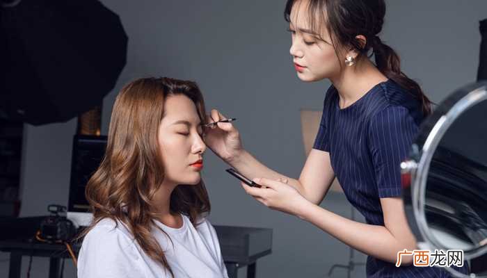梦见自己化妆很漂亮是什么意思