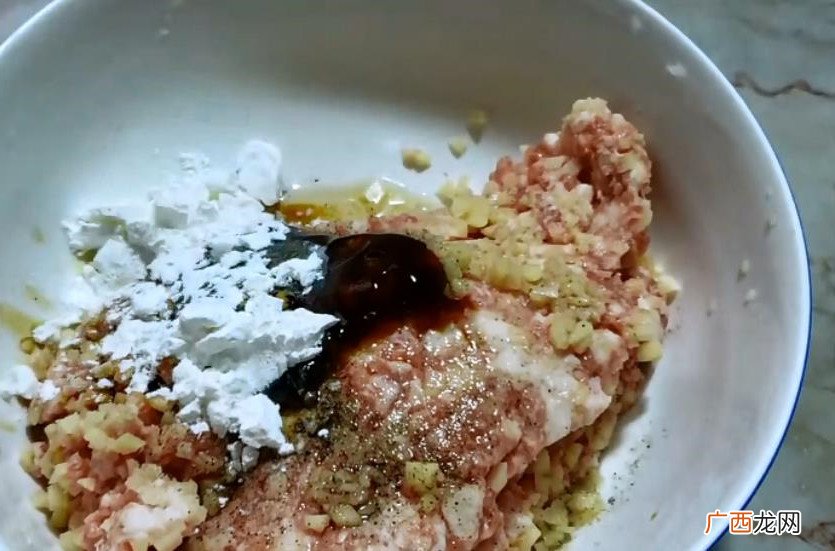 鸡蛋怎么煎成圆的,煎鸡蛋怎么才能搅的稀碎？