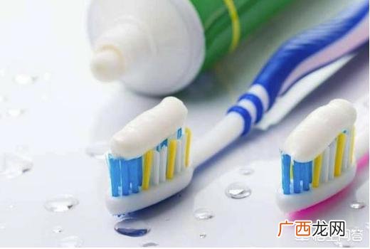 白鞋变黄怎么变白,怎样解决小白鞋发黄问题？