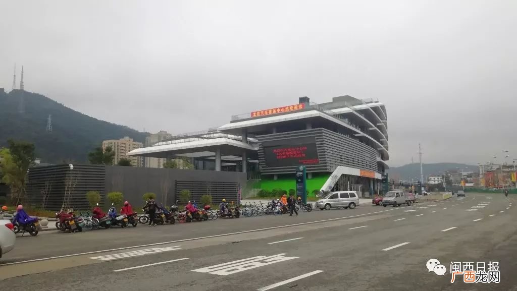 龙岩动车站旁边的汽车站是什么站,龙岩动车站有中转换乘通道吗？