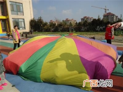 谁有彩虹伞的歌谣及详细的玩法,彩虹伞教育意义？