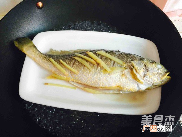葱油黄鱼怎么做,乌苏里江大黄鱼做法？